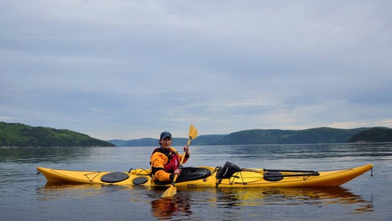 S’appuyant sur les informations couvertes dans les compétences de base, le cours de compétences en kayak de mer de niveau 1 se déroule sur deux jours qui amène les participants au-delà du kayak en eau calme et dans le sport du kayak de mer.